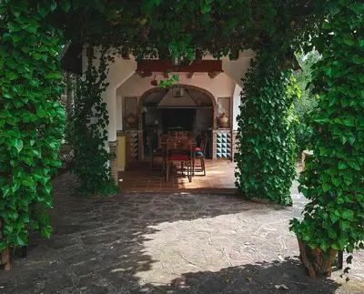 an entrance to a house with a table and chairs at Casa Cosy in Serra
