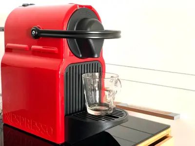 a red coffee machine with a glass on it at Global Vacacional, Apartamento de 2 habitaciones con terraza y vistas al mar in Canet de Berenguer