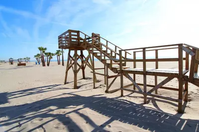 a wooden life guard station on the beach at Global Vacacional, Apartamento de 2 habitaciones con terraza y vistas al mar in Canet de Berenguer