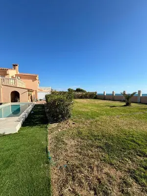 a house with a yard with a swimming pool at Oasis en la playa: piscina y relax in Cullera