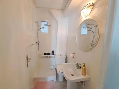 a bathroom with a sink and a toilet and a mirror at Apartamento acogedor con wifi in Valencia