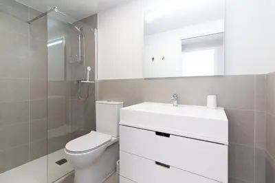a bathroom with a toilet and a sink and a shower at Global Vacacional, Apartamento de 2 habitaciones con gran terraza en Gran Canet in Canet de Berenguer
