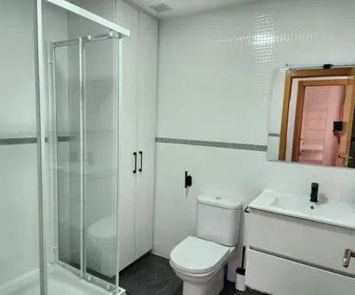 a bathroom with a toilet and a shower and a sink at Apartamento en Les Alqueries con aire acondicionado in Alquerías del Niño Perdido