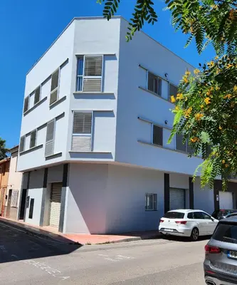 a white building on the side of a street at Apartamento en Les Alqueries con aire acondicionado in Alquerías del Niño Perdido