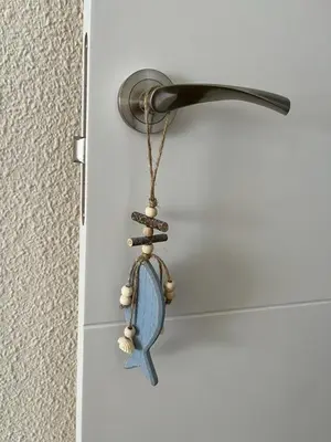 a key hanging from a door with a keychain at Apartamento familiar en Cullera - Playa el Racó in Cullera