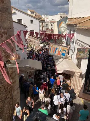 a crowd of people standing around in a street at Sagunto Castillo 17 in Sagunto