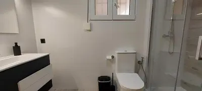 a kitchen with a washing machine and a microwave at Apartamento en urbanización lujo in Tavernes de Valldigna