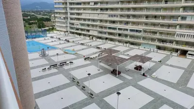 an aerial view of a large building with a pool at Apartamento en urbanización lujo in Tavernes de Valldigna