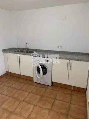 a kitchen with a washing machine and a sink at UIM Mediterraneo ATICO Hipanidad 1 WIFI in Puerto de Sagunto