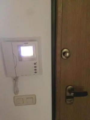 a door with a light on the side of it at Apartamento cómodo y espacioso con parking in Valencia