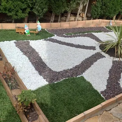 a garden with a maze of rocks and grass at Casa Tena in Partida de La Cañada
