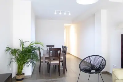 a dining room with a table and chairs at Coqueto apartamento de 3 habitaciones by Hometels in Puerto de Sagunto