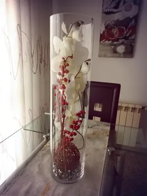 a glass vase with white flowers in it on a table at Piso amplio de 3 habitaciones, calefacción, ascensor y parking in Burriana