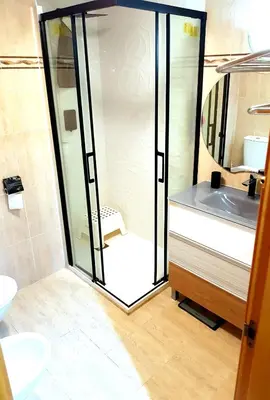 a bathroom with a shower and a sink and a toilet at Piso amplio de 3 habitaciones, calefacción, ascensor y parking in Burriana