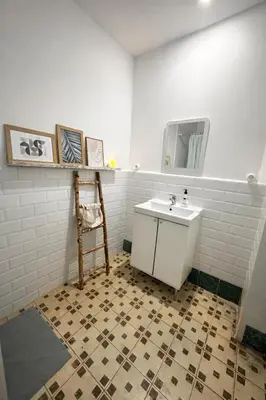 a bathroom with a sink and a mirror at Habitación doble en Ruzafa con baño privado in Valencia