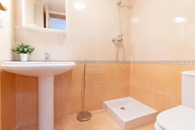 a bathroom with a sink and a toilet at Global Vacacional, Apartamento de 3 dormitorios en Sagunto in Sagunto