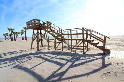 a wooden life guard station on the beach at Global Vacacional, Apartamento con gran terraza en la playa de Canet in Canet de Berenguer