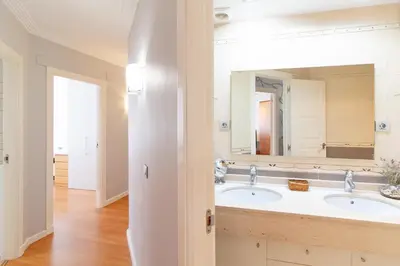 a bathroom with two sinks and a large mirror at Global Vacacional, Apartamento céntrico de 4 dormitorios in Puerto de Sagunto