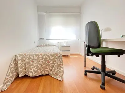 a bedroom with a bed and a table with a table at Global Vacacional, Apartamento céntrico de 4 dormitorios in Puerto de Sagunto