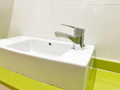 a white sink with a faucet in a bathroom at Global Vacacional, Apartamento céntrico de 4 dormitorios in Puerto de Sagunto