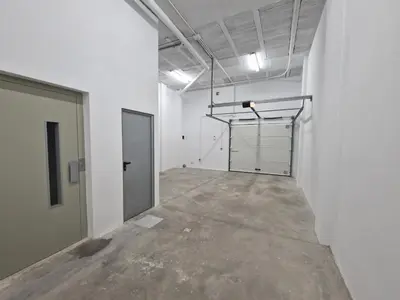 an empty room with a garage door in a building at Casa Buena Vista con piscina y ascensor in Cullera