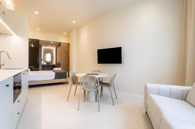 a living room with a table and a bed at North Station PEN-SUITES in Valencia