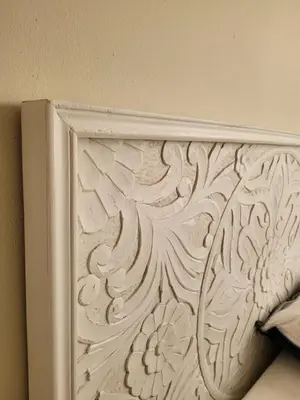 a picture of a wooden carving on a wall at La Casa Alandí con garaje privado in Sagunto