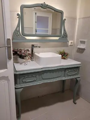 a bathroom with a sink and a mirror at La Casa Alandí con garaje privado in Sagunto