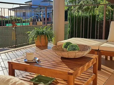 a coffee table with two baskets on top of it at Casa en Valencia, piscina, cerca de golf, playas, moto Gp in Valencia