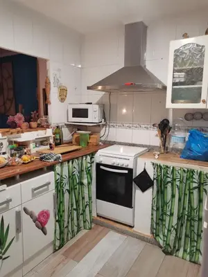 a kitchen with a stove and a microwave at ROSA in Llaurí