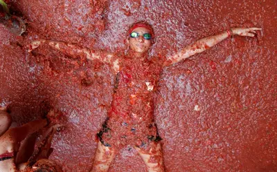 a man is laying in a pile of blood at LA TRAVIATA - Buñol in Buñol