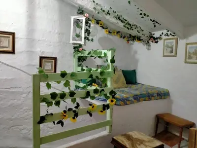 a room with a bed with flowers on the wall at Casa de pueblo García Marquez in Geldo