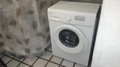 a white washing machine in a corner of a room at Casa de pueblo García Marquez in Geldo