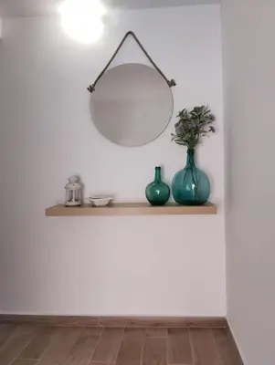 a shelf with a mirror and a vase on it at CAN’SELMA 2 in Chella