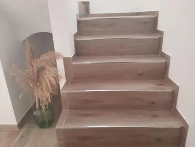 a wooden staircase in a room with a potted plant at CAN’SELMA 2 in Chella
