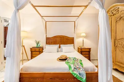 a bedroom with a canopy bed with a hat on it at Casa para familias y grupos in Manises