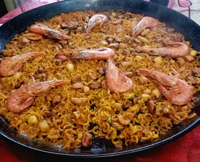 a pan full of food with shrimp and pasta at Apartamento Horizonte Azul Cullera in Cullera