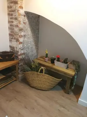 a table with plants and baskets on it at DeCASTA in Chulilla