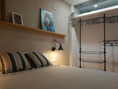a bedroom with a bed with a black head board at DeCASTA in Chulilla