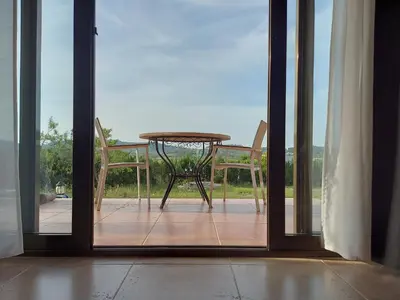 a table and chairs in a room with a window at Posada la Toscana in Montroy