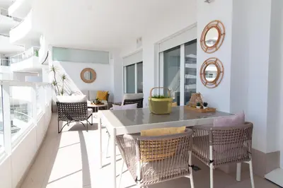 a dining room with a table and chairs at Global Vacacional, Bonito apartamento con terraza en Gran Canet in Canet de Berenguer