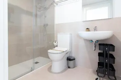 a bathroom with a toilet and a sink and a shower at Global Vacacional, Bonito apartamento con terraza en Gran Canet in Canet de Berenguer