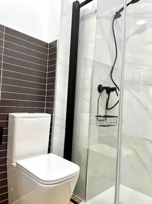 a bathroom with a toilet and a shower at Acogedor apartamento 5 personas in Valencia