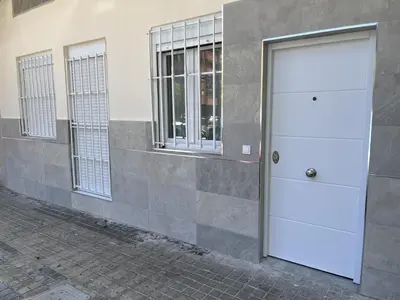 a white door on the side of a building at Acogedor apartamento 5 personas in Valencia