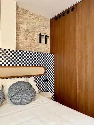 a bedroom with a bed with a checkered wall at El Rincón de María Vicenta in Valencia