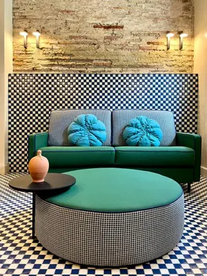 a living room with a green couch and a coffee table at El Rincón de María Vicenta in Valencia