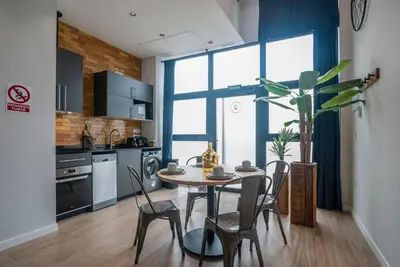 a kitchen and dining room with a table and chairs at Precioso Loft en Valencia in Valencia