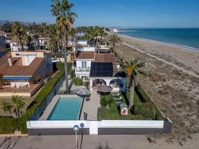 an aerial view of a house next to the beach at Exquisita Villa Frente al Mar in Sagunto