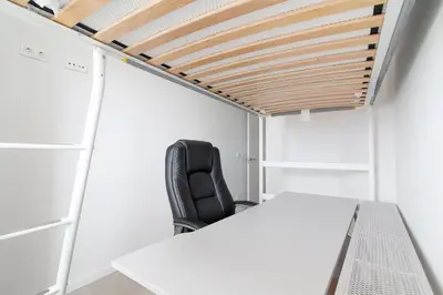 a room with a desk and a chair in it at Global Vacacional, Apartamento con vistas al mar, 2 terrazas y piscina en Canet d'en Berenguer in Canet de Berenguer