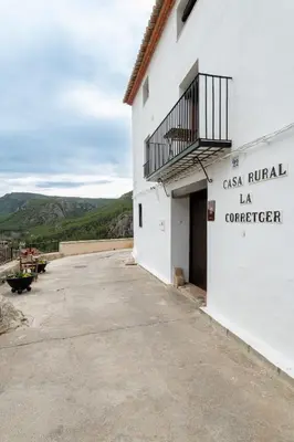 a white building with a sign that reads cash rival la container at Casa Rural La Corretger in Chulilla